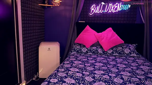 Snapshot of bull_vixen2001 chatting on 11/22/25, 12:37 bull vixen2001 online show from 11/22/25, 12:37