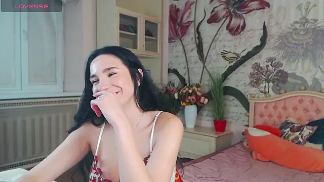 Snapshot of AliciaBow chatting on 12/17/24, 04:00 AliciaBow online show from 12/17/24, 04:00