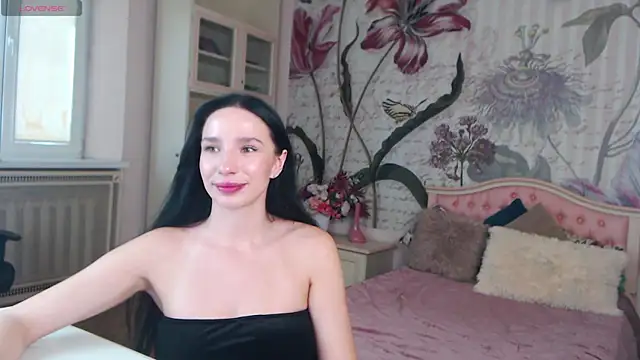Snapshot of AliciaBow chatting on 09/20/25, 02:18 AliciaBow online show from 09/20/25, 02:18