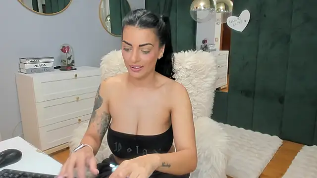 ElisaBaxter online show from 11/11/25, 04:01