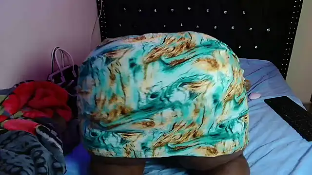 Toomuchbooty33 online show from 12/16/25, 06:51