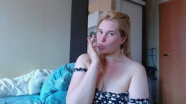 Snapshot of mmmPinUpGirl chatting on 07/13/26, 12:19 mmmPinUpGirl online show from 07/13/26, 12:19
