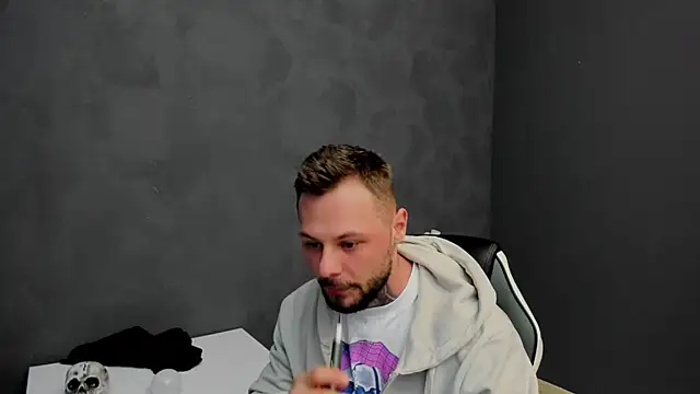 Snapshot of BrianHunts chatting on 02/23/25, 06:39 BrianHunts online show from 02/23/25, 06:39