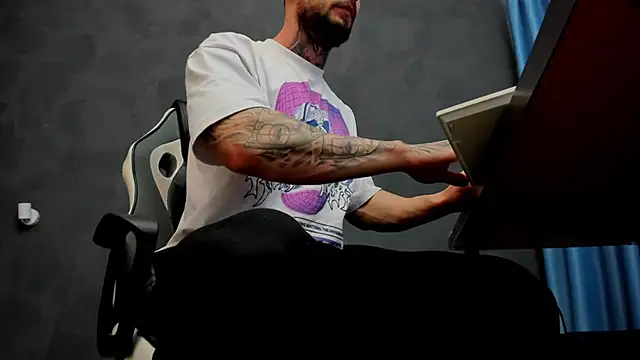 Snapshot of BrianHunts chatting on 02/24/25, 10:48 BrianHunts online show from 02/24/25, 10:48