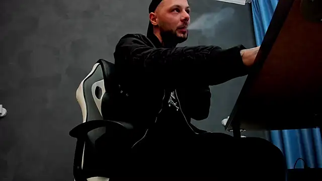 Snapshot of BrianHunts chatting on 03/11/25, 05:38 BrianHunts online show from 03/11/25, 05:38