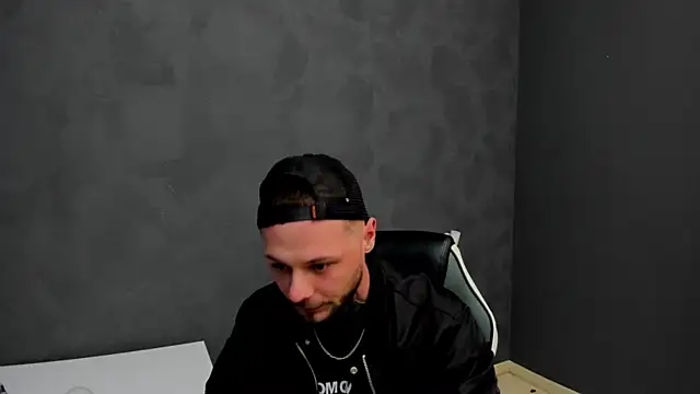 Snapshot of BrianHunts chatting on 03/12/25, 06:29 BrianHunts online show from 03/12/25, 06:29