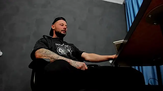 Snapshot of BrianHunts chatting on 03/23/25, 06:16 BrianHunts online show from 03/23/25, 06:16