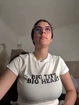 Snapshot of _Niah_ chatting on 02/08/25, 09:15 Niah online show from 02/08/25, 09:15