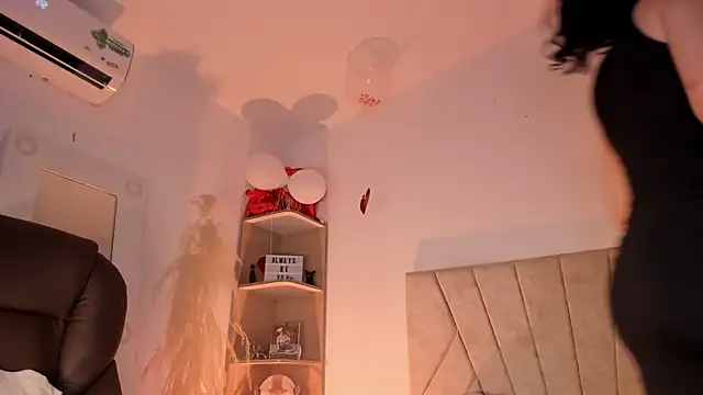 Snapshot of _Niah_ chatting on 02/19/25, 09:25 Niah online show from 02/19/25, 09:25