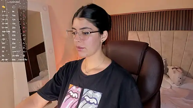 Snapshot of _Niah_ chatting on 03/21/25, 01:02 Niah online show from 03/21/25, 01:02