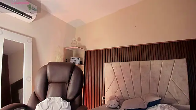 Snapshot of _Niah_ chatting on 09/15/25, 08:42 Niah online show from 09/15/25, 08:42