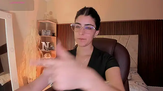 Snapshot of _Niah_ chatting on 10/14/25, 08:09 Niah online show from 10/14/25, 08:09