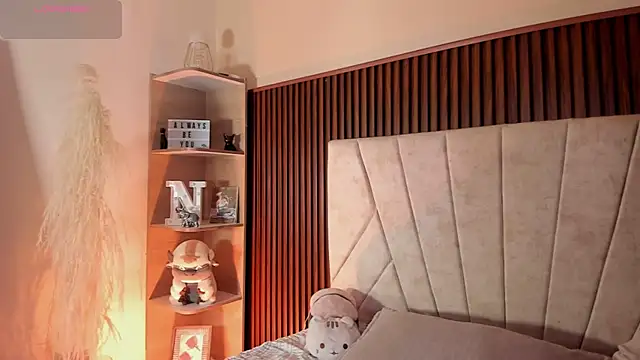 Snapshot of _Niah_ chatting on 10/16/25, 07:48 Niah online show from 10/16/25, 07:48