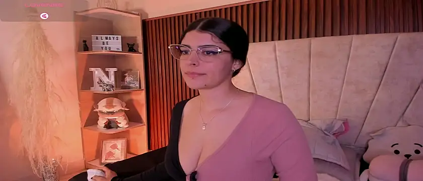 Snapshot of _Niah_ chatting on 10/21/25, 08:09 Niah online show from 10/21/25, 08:09