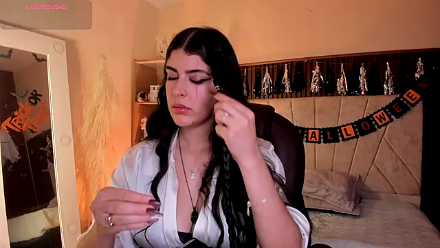 Snapshot of _Niah_ chatting on 10/28/25, 08:33 Niah online show from 10/28/25, 08:33