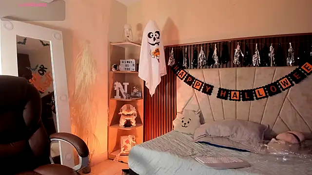 Snapshot of _Niah_ chatting on 10/31/25, 08:10 Niah online show from 10/31/25, 08:10