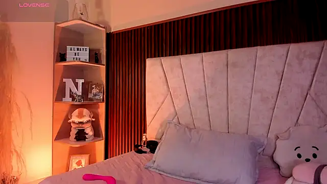 Snapshot of _Niah_ chatting on 11/12/25, 08:08 Niah online show from 11/12/25, 08:08