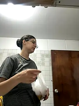 Snapshot of _Niah_ chatting on 11/29/25, 01:19 Niah online show from 11/29/25, 01:19