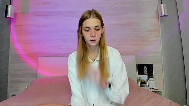 molly hunt  online show from 11/11/25, 04:12