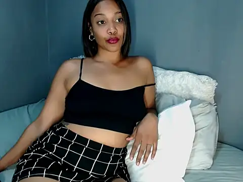 Snapshot of _MoniqueLovay_ chatting on 10/12/25, 04:22 MoniqueLovay online show from 10/12/25, 04:22