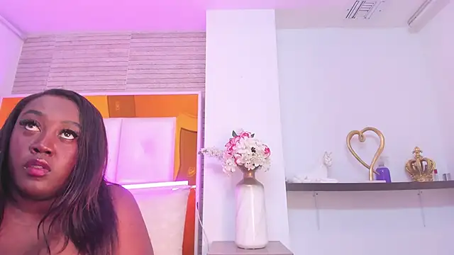 ShaniaBrownn online show from 01/15/25, 11:08