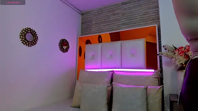 ShaniaBrownn online show from 02/05/25, 07:53