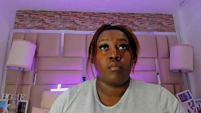 ShaniaBrownn online show from 10/01/25, 07:42