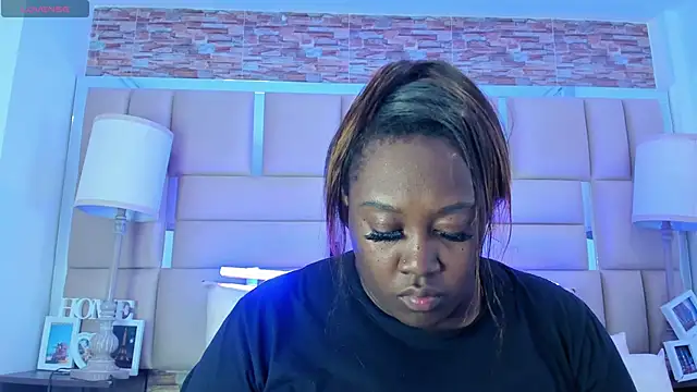 ShaniaBrownn online show from 10/14/25, 07:47