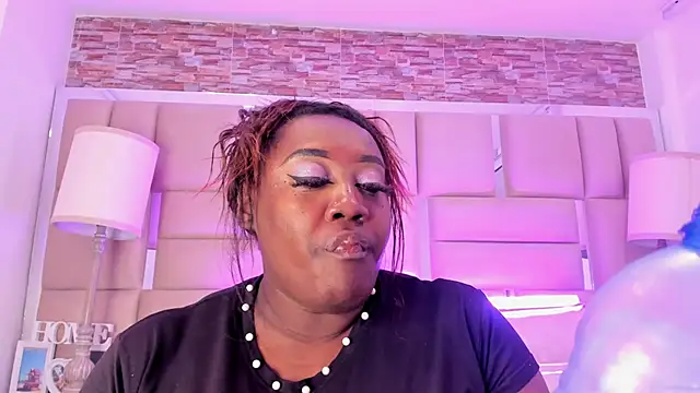 ShaniaBrownn online show from 10/18/25, 06:19