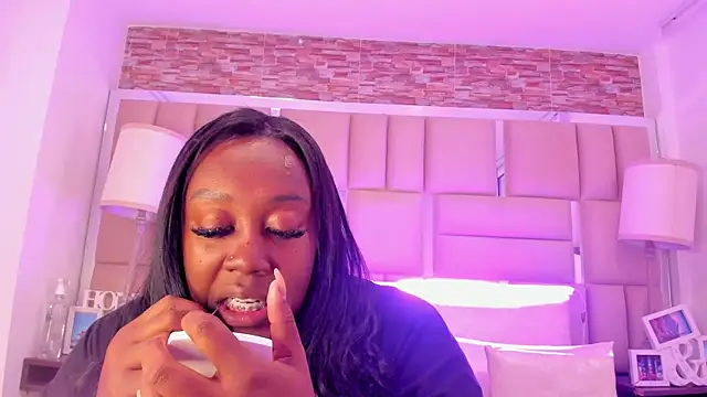 ShaniaBrownn online show from 11/20/25, 07:35