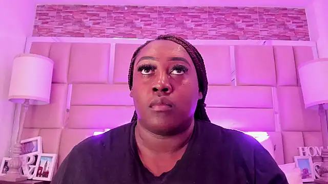 ShaniaBrownn online show from 04/23/26, 07:38