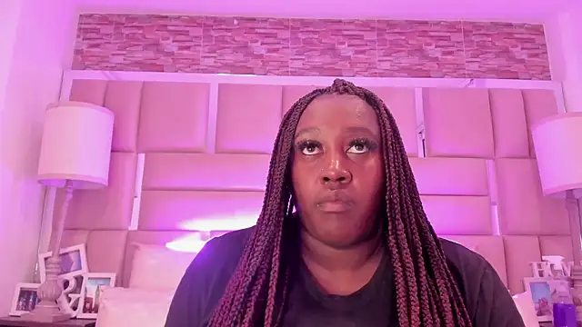 ShaniaBrownn online show from 05/13/26, 07:33