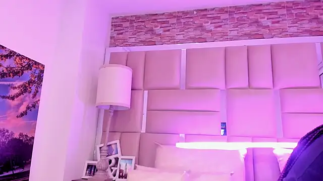 ShaniaBrownn online show from 05/22/26, 07:41