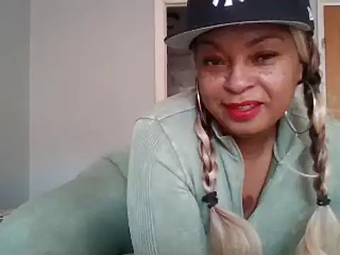 Snapshot of MSweetLindaParks chatting on 12/12/24, 01:39 MSweetLindaParks online show from 12/12/24, 01:39