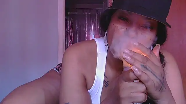 Snapshot of MSweetLindaParks chatting on 10/19/25, 03:34 MSweetLindaParks online show from 10/19/25, 03:34