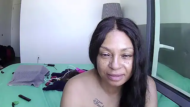 Snapshot of MSweetLindaParks chatting on 06/24/26, 04:17 MSweetLindaParks online show from 06/24/26, 04:17