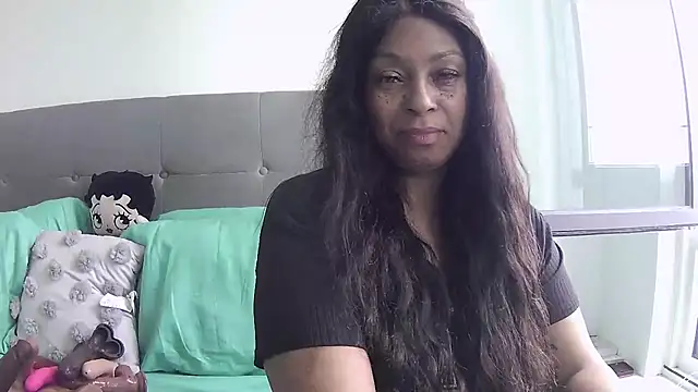 Snapshot of MSweetLindaParks chatting on 06/27/26, 06:35 MSweetLindaParks online show from 06/27/26, 06:35
