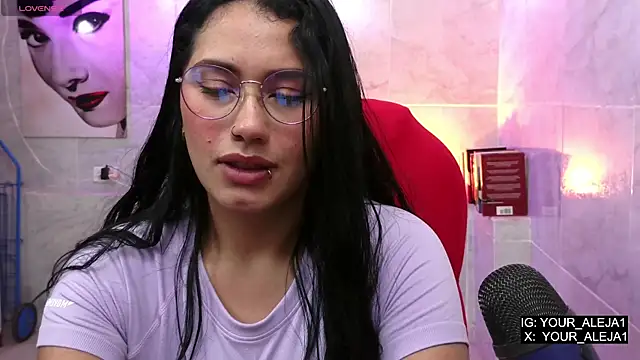 Snapshot of LauraRuiz1 chatting on 05/15/26, 11:23 LauraRuiz1 online show from 05/15/26, 11:23