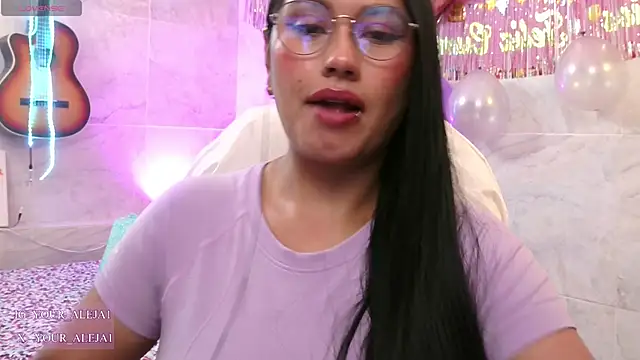 Snapshot of LauraRuiz1 chatting on 06/15/26, 01:41 LauraRuiz1 online show from 06/15/26, 01:41