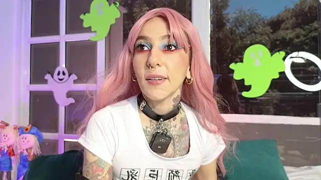 Snapshot of Evangelyne_1 chatting on 10/26/25, 04:13 Evangelyne 1 online show from 10/26/25, 04:13