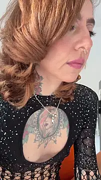 Snapshot of Evangelyne_1 chatting on 11/17/25, 01:06 Evangelyne 1 online show from 11/17/25, 01:06