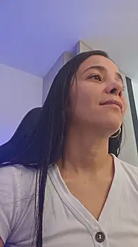 Snapshot of miaeyes chatting on 11/14/25, 02:05 miaeyes online show from 11/14/25, 02:05