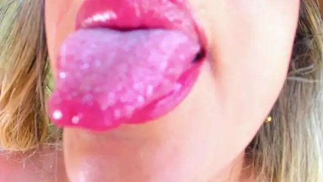 Snapshot of Julia_Haye chatting on 01/05/25, 04:25 Julia Haye online show from 01/05/25, 04:25