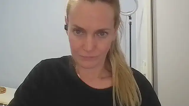 Snapshot of Annylove1 chatting on 05/26/26, 12:17 Annylove1 online show from 05/26/26, 12:17