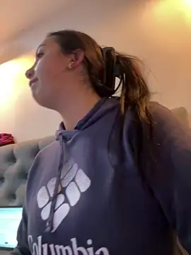 Snapshot of Hannahoff chatting on 02/05/25, 04:37 Hannahoff online show from 02/05/25, 04:37