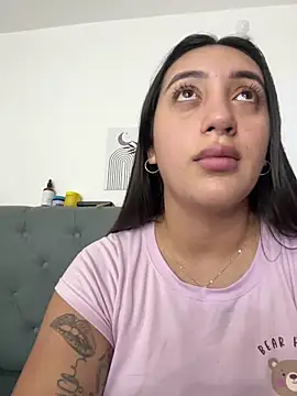 Snapshot of Hannahoff chatting on 11/18/25, 09:30 Hannahoff online show from 11/18/25, 09:30