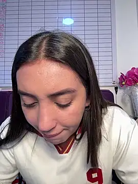 Snapshot of Hannahoff chatting on 06/18/26, 12:22 Hannahoff online show from 06/18/26, 12:22