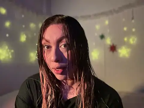 Snapshot of Im_sophiie chatting on 12/17/24, 06:02 Im sophiie online show from 12/17/24, 06:02