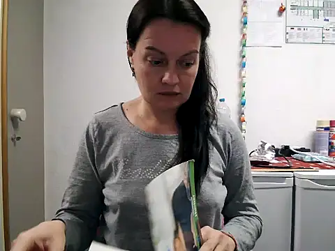 Snapshot of LoveNBloom chatting on 01/08/25, 07:56 LoveNBloom online show from 01/08/25, 07:56