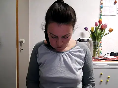 Snapshot of LoveNBloom chatting on 01/11/25, 06:44 LoveNBloom online show from 01/11/25, 06:44